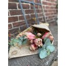 Amaryllis zweifarbige Blüte -2 Stück ~ rot, weiß  und Eukalyptus und Hagebuttenzweig