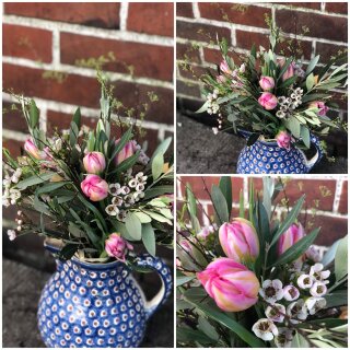 Tulpen Strauß Tina ~ üppig gebundenes 15er Tulpen Bouquet mit prall gefüllten Tulpen Wachsflower und frischer Olive~ Frische Blumengrüße