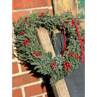 Türkranz / Adventskranz ~ Herz aus blauen Wacholder und roten Beeren - ca 35cm . Zauberhaft winterlich