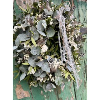 Frischer Frühlingkranz ca 40cm ~Eukalyptus–Pistazie mit Wachsflower, Schleierkraut -Statice...veredelt mit Perlhuhnfedern & Spitzenschleife